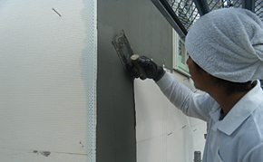 外装材下地材の塗り付け